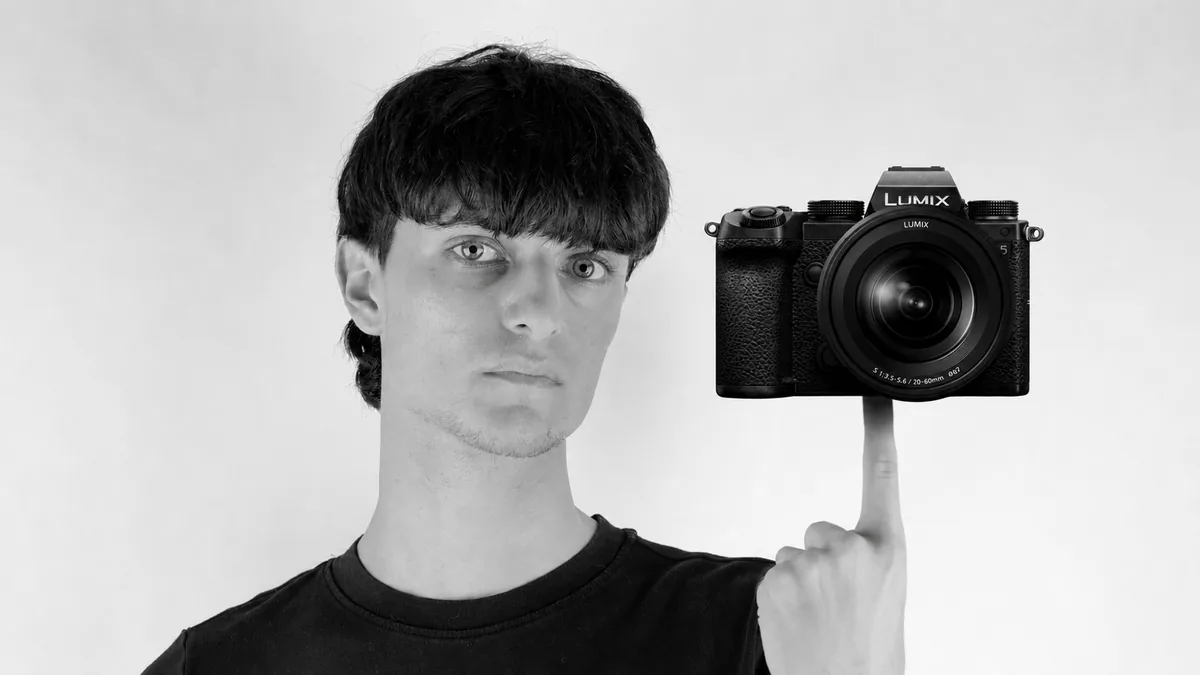 Ritratto di Alessio con fotocamera Lumix in equilibrio sul dito